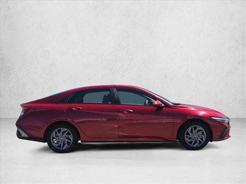 Used 2024 Hyundai Elantra SEL FWD image 4