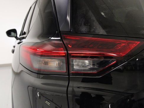 Used 2023 Nissan Rogue S image 11