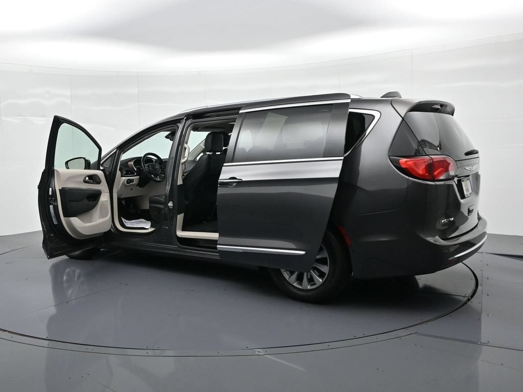Used 2018 Chrysler Pacifica Touring-L FWD image 23