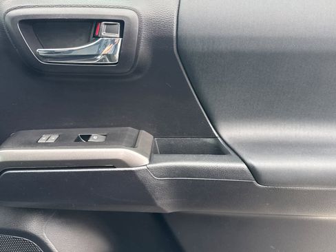 Used 2020 Toyota Tacoma TRD Off-Road image 17