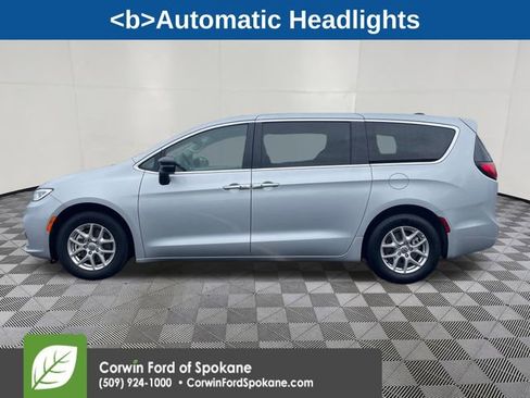 Used 2024 Chrysler Pacifica Touring-L image 10