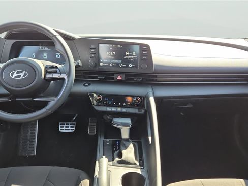 Used 2025 Hyundai Elantra Sport image 13