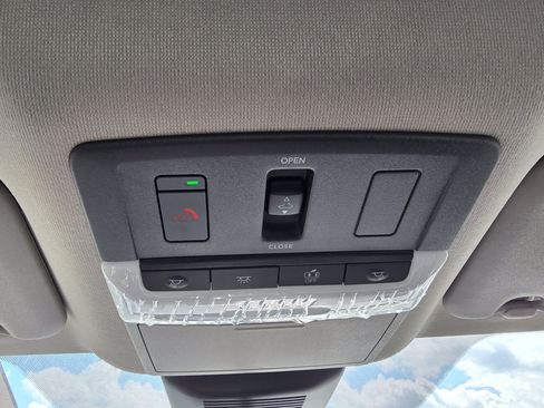 Used 2025 Nissan Sentra SR w/ SR Premium Package FWD image 33