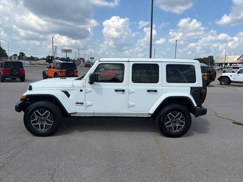 Used 2026 Jeep Wrangler Unlimited Sahara AWD/4WD image 3