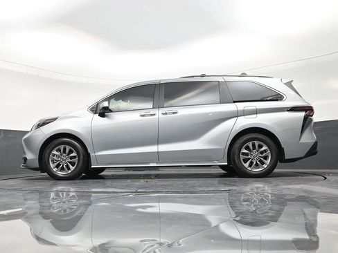 Used 2025 Toyota Sienna XLE image 21