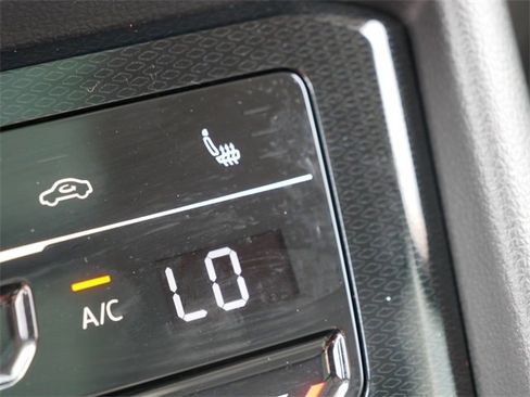 Certified 2025 Volkswagen Taos SE image 36