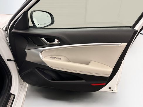 Used 2025 Genesis G70 2.5T image 33