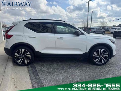 Used 2024 Volvo XC40 B5 Plus w/ Climate Package image 5