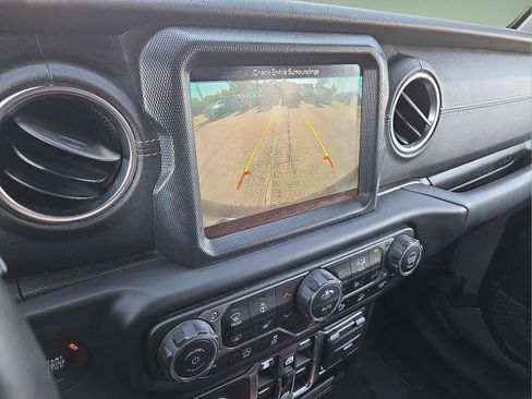 Used 2019 Jeep Wrangler Unlimited Sahara AWD/4WD image 17
