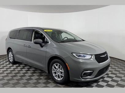 Used 2023 Chrysler Pacifica Touring-L