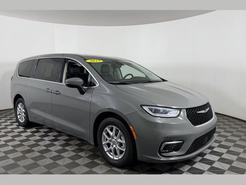 Used 2023 Chrysler Pacifica Touring-L FWD image 1