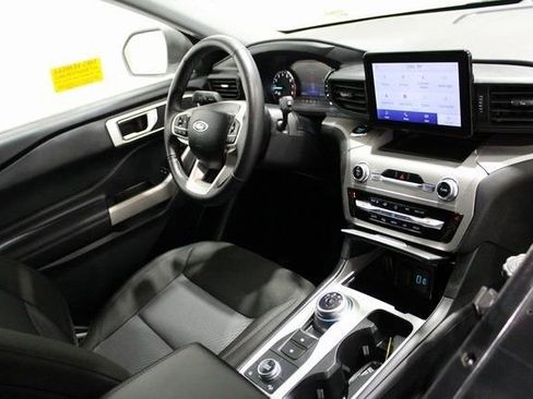Used 2023 Ford Explorer XLT image 30