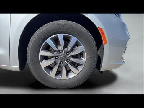 Used 2024 Chrysler Pacifica Select FWD image 41