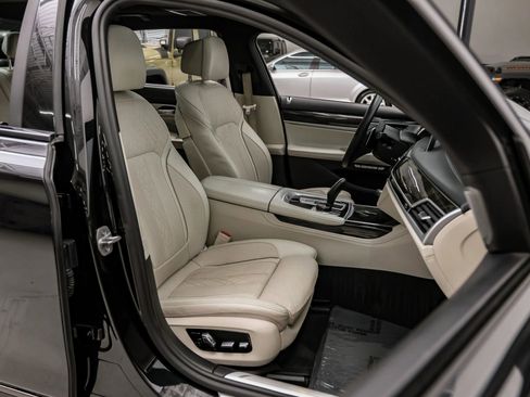 Used 2018 BMW 750i image 32