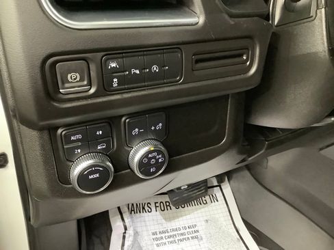 Used 2023 GMC Yukon XL SLT image 17