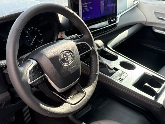 Used 2025 Toyota Sienna XLE FWD image 20