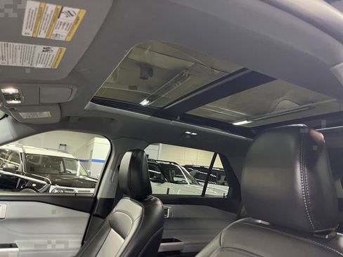 Used 2022 Ford Explorer XLT w/ Equipment Group 202A AWD/4WD image 10
