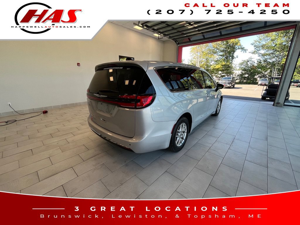 Used 2024 Chrysler Pacifica Touring-L FWD image 7