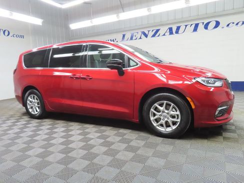 Used 2025 Chrysler Pacifica Select FWD image 3