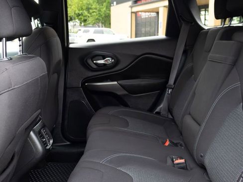 Used 2019 Jeep Cherokee Latitude w/ Cold Weather Group FWD image 14