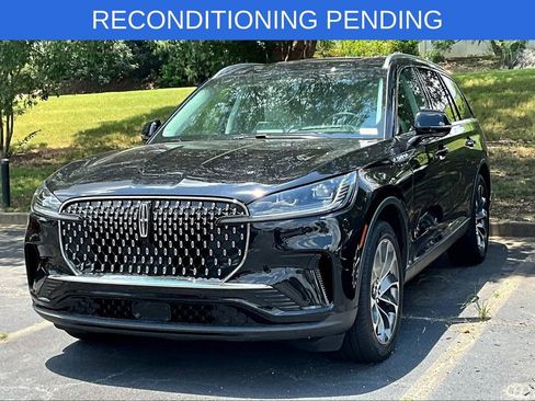 Used 2025 Lincoln Aviator Reserve w/ Illumination Package image 2