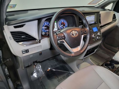 Used 2020 Toyota Sienna XLE FWD image 24