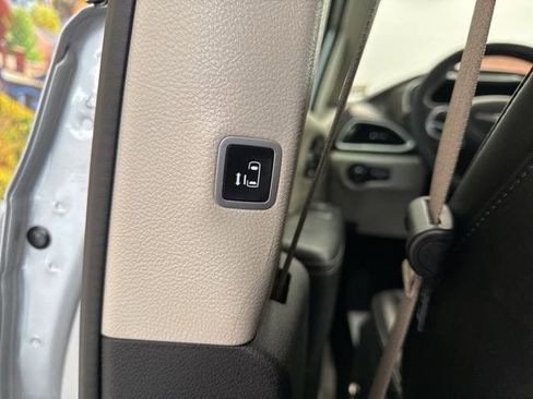 Used 2024 Chrysler Pacifica Touring-L image 43