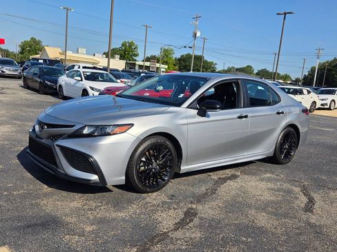 Used 2022 Toyota Camry SE w/ Convenience Package FWD image 3
