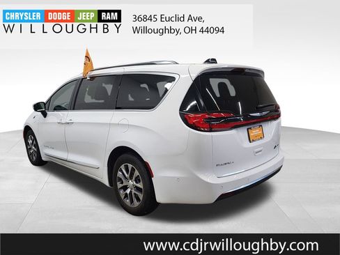 Used 2025 Chrysler Pacifica Pinnacle image 6