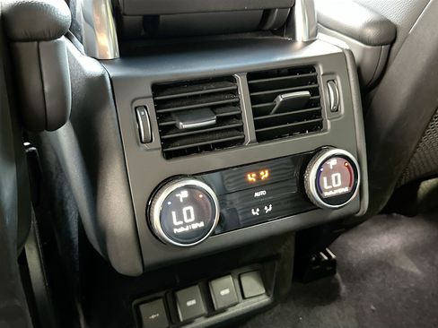 Used 2024 Land Rover Discovery Dynamic SE AWD/4WD image 27