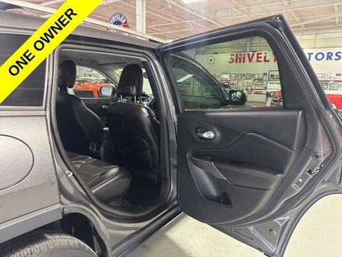 Used 2019 Jeep Cherokee Limited w/ Technology Group AWD/4WD image 22