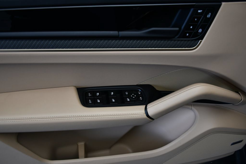 Certified 2025 Porsche Cayenne AWD/4WD image 38