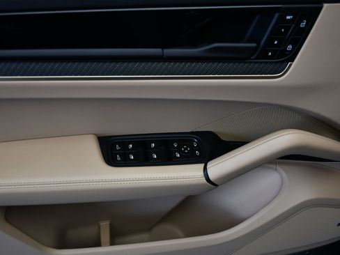 Certified 2025 Porsche Cayenne AWD/4WD image 38