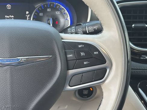 Used 2019 Chrysler Pacifica Limited FWD image 26