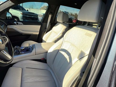 Used 2022 BMW X7 M50i image 15
