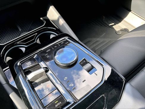 Used 2025 BMW 530i w/ Premium Package image 11