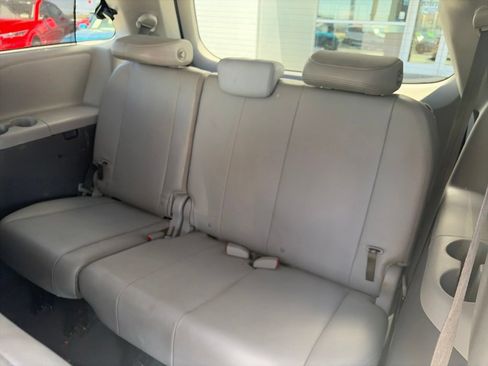 Used 2019 Toyota Sienna XLE FWD image 11