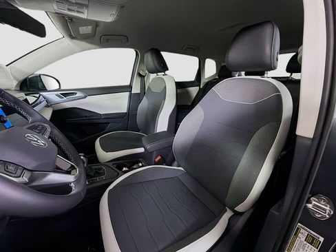 New 2026 Volkswagen Taos SE FWD image 11