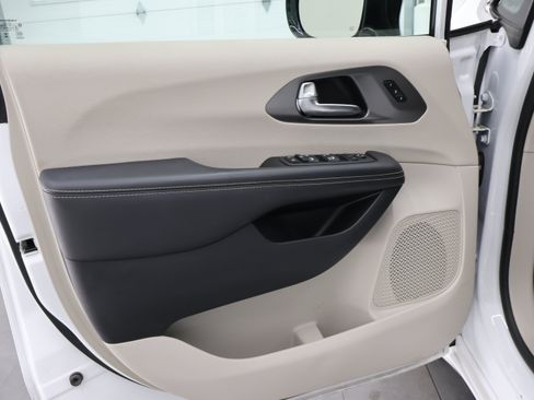 Used 2024 Chrysler Pacifica Touring-L FWD image 37