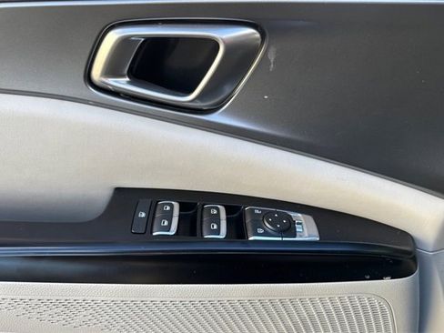 Used 2024 Kia Carnival LX image 11