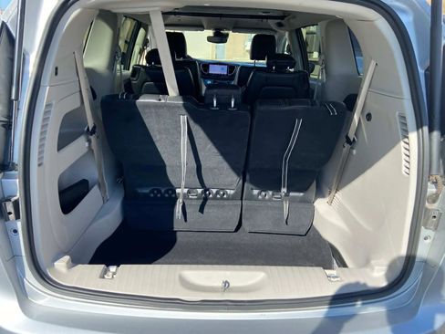 Used 2024 Chrysler Pacifica Touring-L image 14