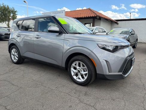 Used 2025 Kia Soul LX FWD image 7