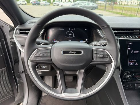 Used 2025 Jeep Grand Cherokee Altitude AWD/4WD image 18