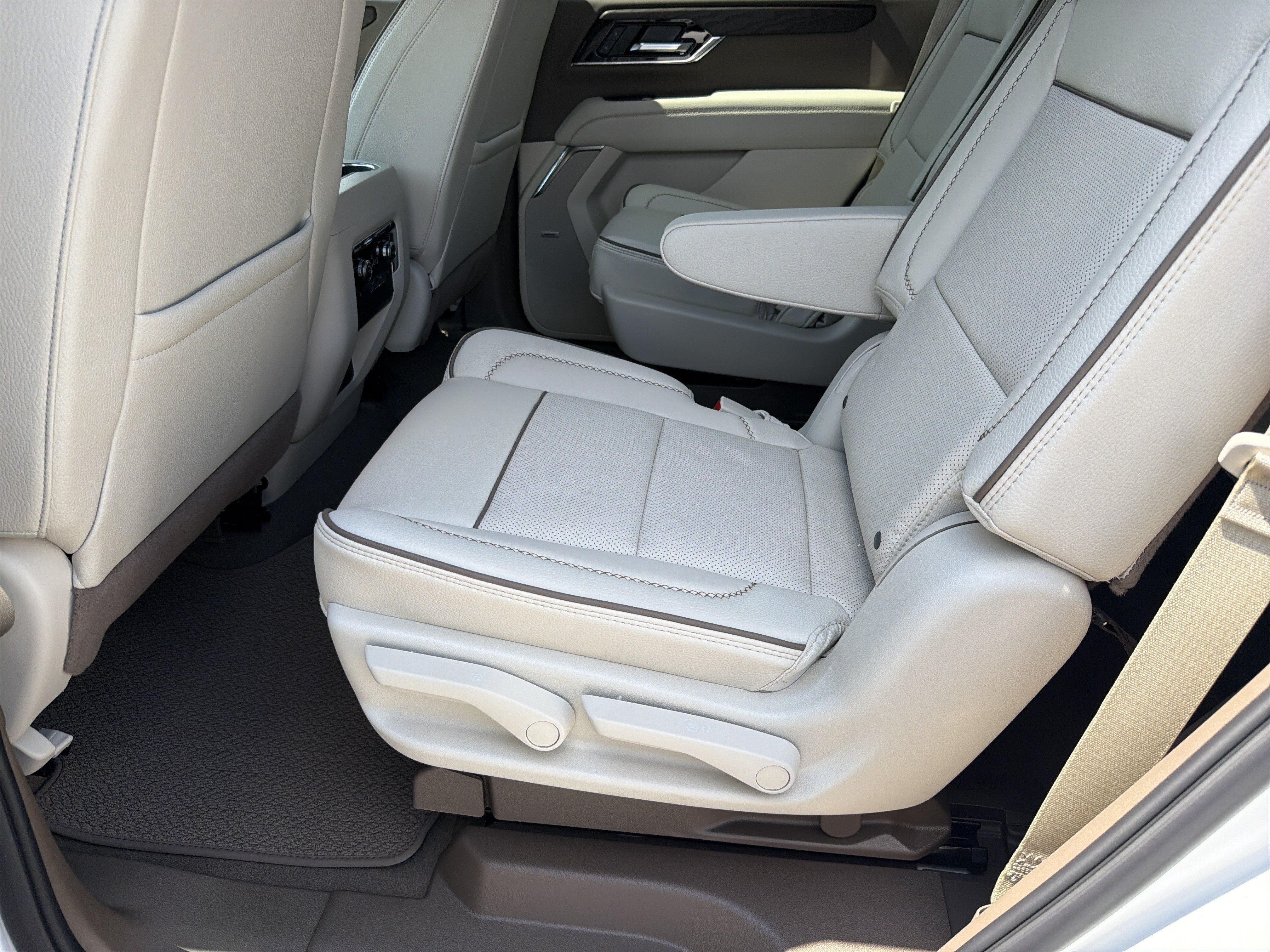 New 2026 GMC Yukon Denali w/ Sun & Power Step Package AWD/4WD image 21