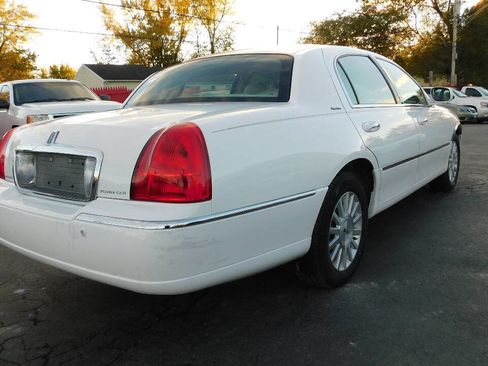 Used 2004 Lincoln Town Car Signature image 12