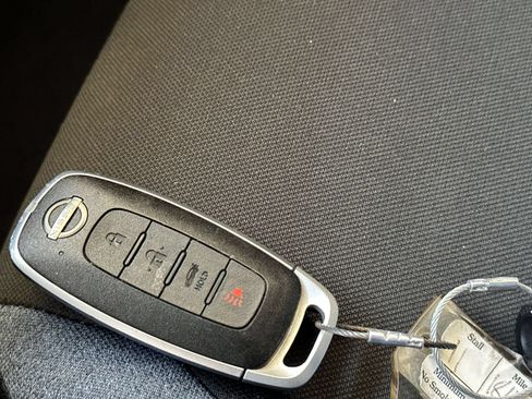Used 2025 Nissan Versa SV FWD image 19