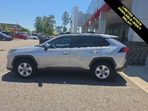 Used 2020 Toyota RAV4 XLE w/ Convenience Package FWD image 5