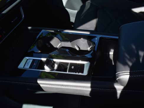 Used 2025 Volkswagen Atlas SE image 22