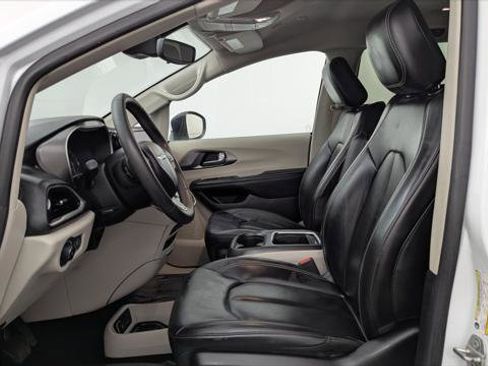 Used 2023 Chrysler Pacifica Touring-L FWD image 14