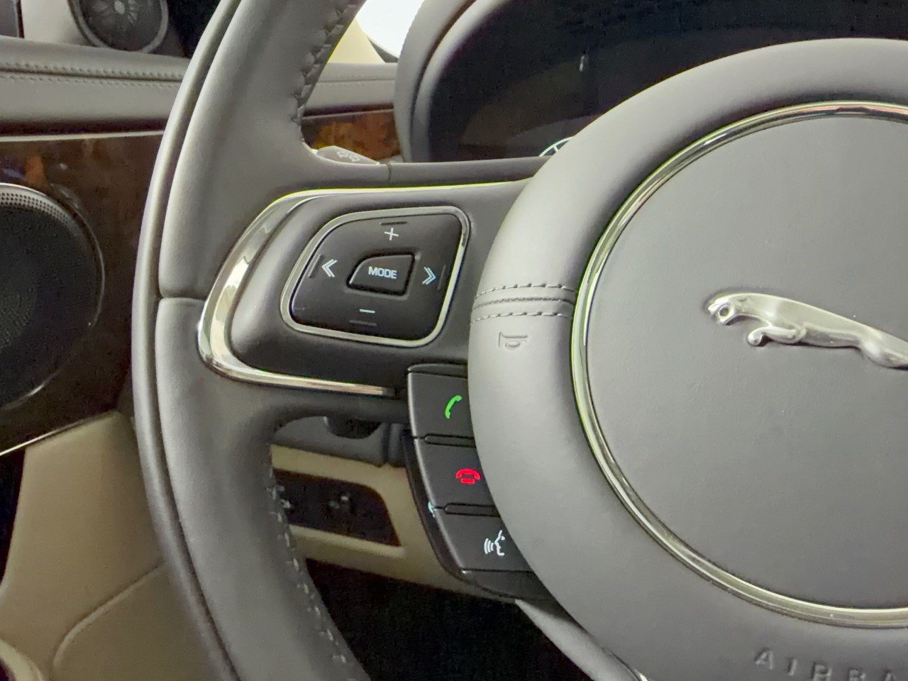 Used 2019 Jaguar XJ R-Sport RWD image 18